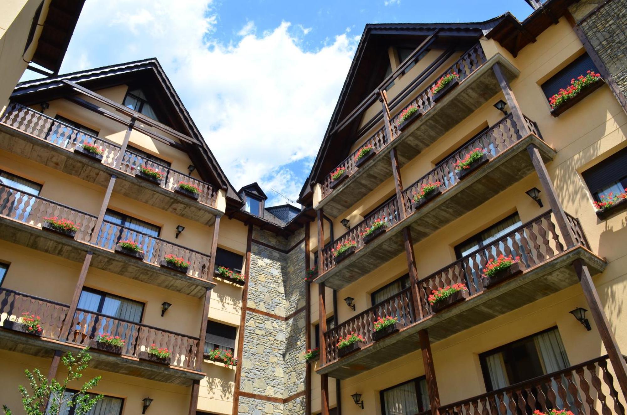 El Refugio De Aran Vielha Aparthotel Bagian luar foto